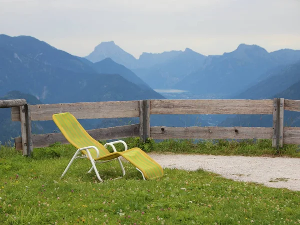 Sedia da sole gialla in cima con sfondo di montagna — Foto Stock