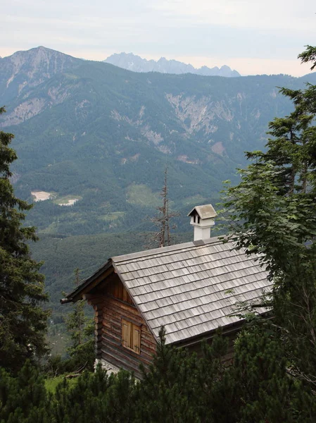 Pequena casa de descanso para caminhadas em Cliff Overhang com vista para a montanha — Fotografia de Stock