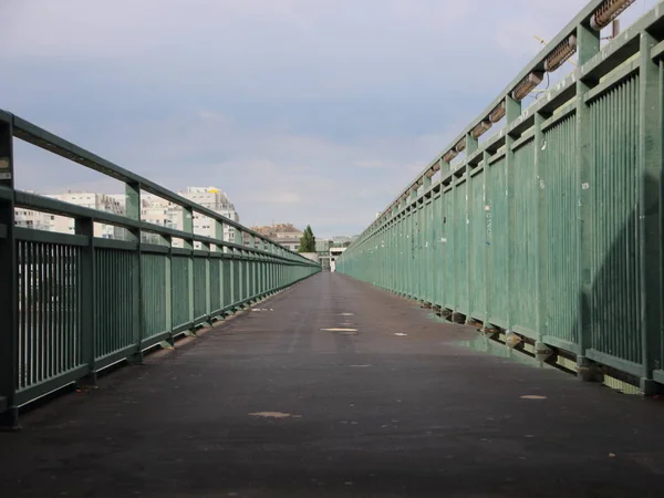 Long Asphalt Footpath with Green Metal Banisters Perspective — Stock Photo, Image