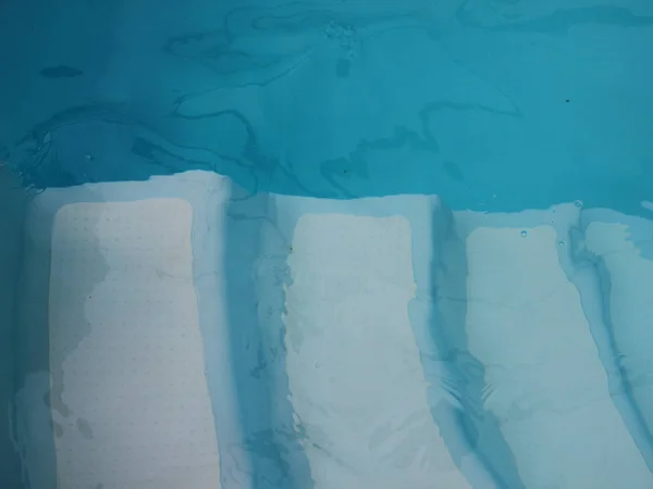 Abstrakt von weißen Unterwasserschritten im Schwimmbad — Stockfoto