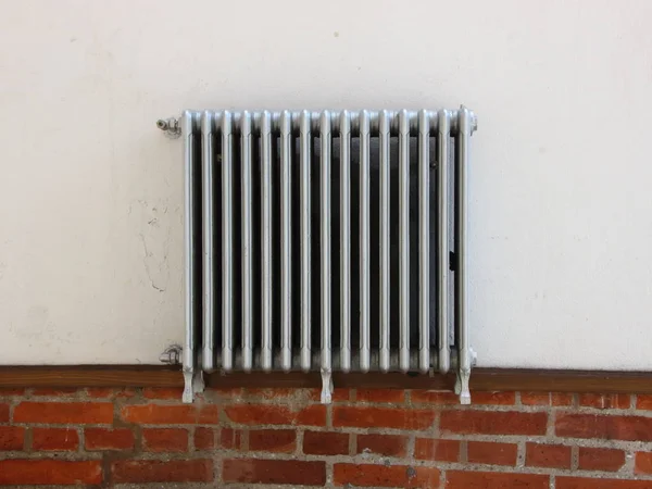 Изолированный серебряный радиатор на белой стене — стоковое фото