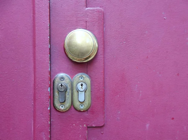Twee Lock sleutelgaten op paars metalen deur — Stockfoto
