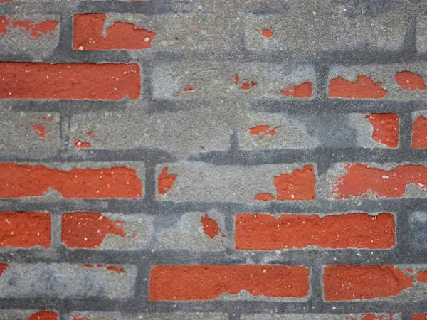 Yıpranmış kırmızı Brickwall düzensiz harç ile tamir — Stok fotoğraf