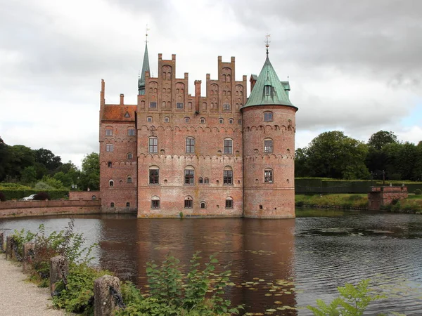 Kasteel van Egeskov-Denemarken Europa met bewolkte hemel — Stockfoto