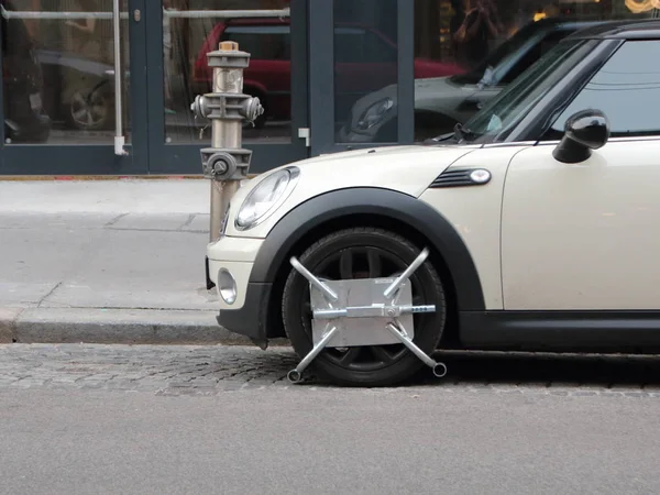 Невеликий автомобіль з колесі блоці припаркований на пожежного гідранта Стокове Фото