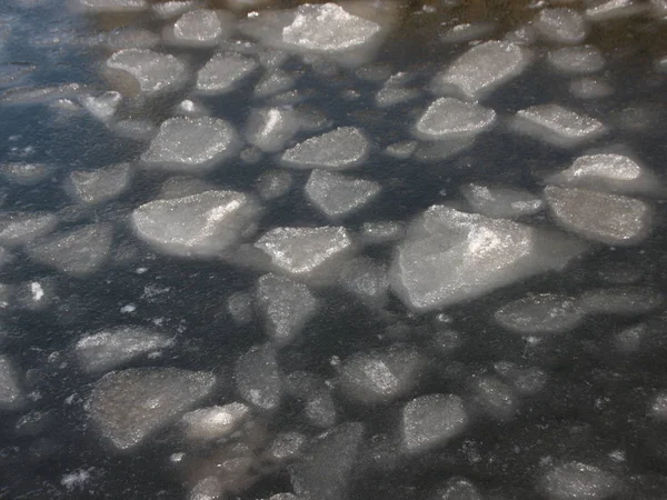 Fondo de agua de invierno con grandes témpanos de hielo aparte —  Fotos de Stock