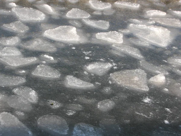 Fondo de agua de invierno con grandes témpanos de hielo aparte —  Fotos de Stock