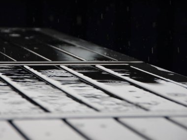 Bahçe masa yansıtan siyah su damlaları