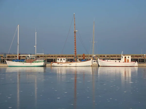 Trois bateaux dans l'eau froide gelée de port à l'hiver — Photo