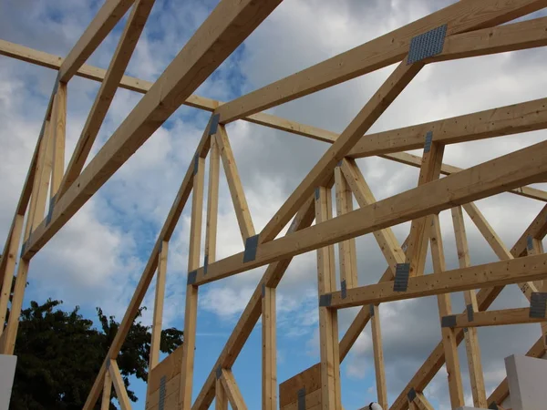 Open dakconstructie Rafter met lucht en de wolken — Stockfoto