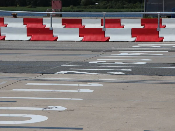 Автомобильные полосы на пароме-интернате с полосатыми сильными барьерами аварий Стоковая Картинка