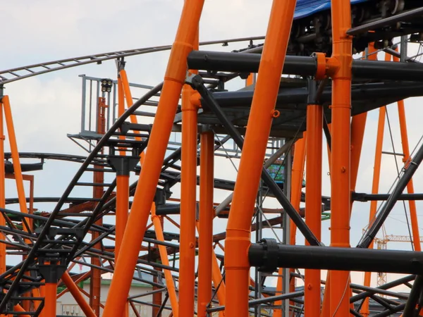 Detailní záběr na Rollercoaster konstrukce s oranžovou ocel — Stock fotografie