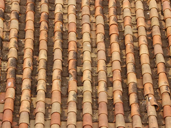 Stara Cegła dachówka dach Europy Południowej w ciepłych kolorach — Zdjęcie stockowe