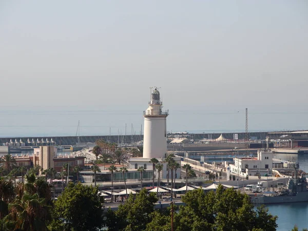 Lighttower v přístavu Malaga s horizontu oceánu — Stock fotografie