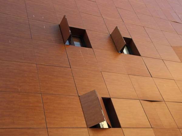 Façade de bâtiment en bois moderne avec volets de fenêtre pliés — Photo