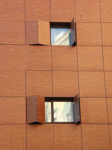 Fachada de edificio de madera moderna con persianas de ventana plegadas —  Fotos de Stock