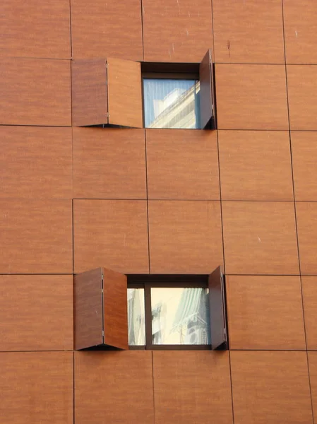 Façade de bâtiment en bois moderne avec volets de fenêtre pliés — Photo