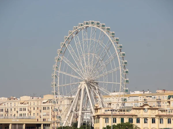 Grande ruota panoramica bianca con sfondo urbano — Foto Stock