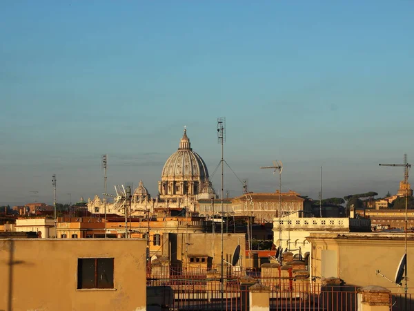 Aziz Peter Kilisesi ile Roma İtalya'nın Cityshape — Stok fotoğraf