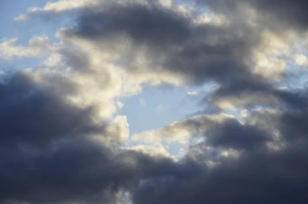 Uma Grande Nuvem Escura Negra Forma Céu Azul Céu Vespertino — Fotografia de Stock