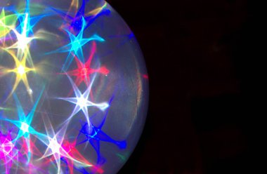 Bulanık, renkli ışıklar, parıldayan Noel balosu. Siyah arka planda. Yakın çekim görünümü.