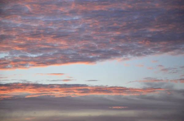Hajnal Visszatükröződik Sötétkék Égen Felhők Lilává Változnak Hajnal — Stock Fotó