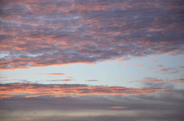 Amanecer Refleja Cielo Azul Oscuro Las Nubes Vuelven Púrpuras Amanecer — Foto de Stock