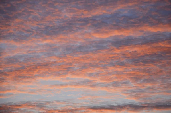 Amanecer Refleja Cielo Las Nubes Están Iluminadas Con Colores Naranjas — Foto de Stock