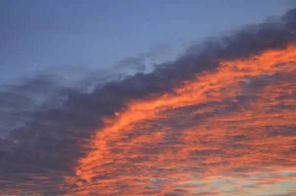 Dageraad Een Donkerblauwe Lucht Met Wolken Zonsopgang Fel Oranje Karmozijnrode — Stockfoto