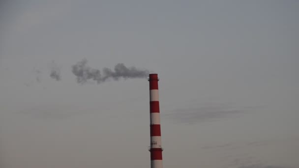Trubka tepelné elektrárny, ze které vychází kouř — Stock video