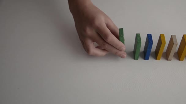 Der Junge Legt Dominosteine Einer Stürzte Versehentlich Gab Eine Kettenreaktion — Stockvideo