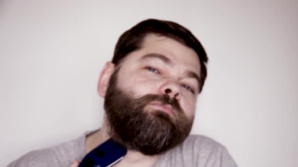 Han Skjærer Tykt Stort Skjegg Skjegget Mann Barberer Seg Ansiktet – stockvideo