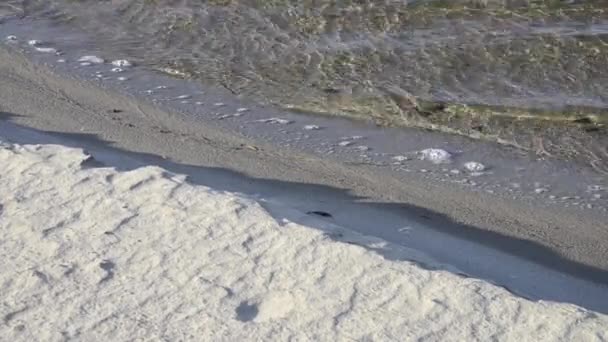 Playa Arena Olas Agua Sol Brilla Ondulaciones Agua Buenas Noches — Vídeo de stock