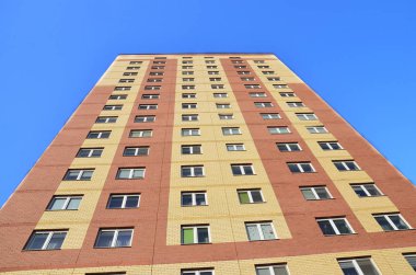 Yeni, modern, çok katlı bir evin pencereleriyle bir duvar. Bir ev.