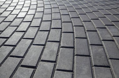 Gri asfalt levhalar. Güneş ışığı yolu aydınlatır. Arkaplan rengi: gri, beyaz