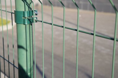 Geçmişi. Metal yeşil çit. Konsept: çitin arkasındaki özel bölge. Kapalı, korunan bölge