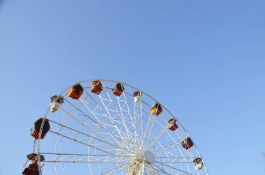 Mavi gökyüzüne karşı çekim. Kavram: yaz tatillerinde eğlence, hafta sonları çocuklarla tatil, gezintiye çıkmak..