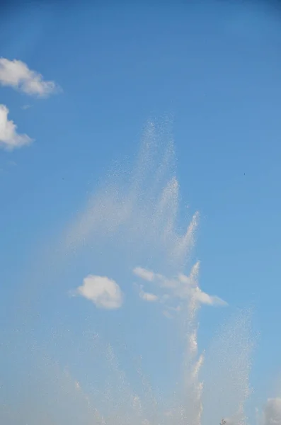 Fundo Jato Água Espirra Contra Céu Azul Spray Fonte Conceito — Fotografia de Stock