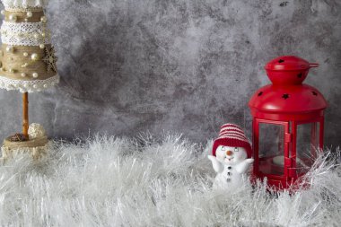 Dekoratif Noel ağacı, kırmızı dekoratif fener ve oyuncaklar.