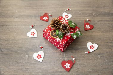 Kalpli Noel kartı hediyesi, Noel ağacı konileri ve kar taneleri.