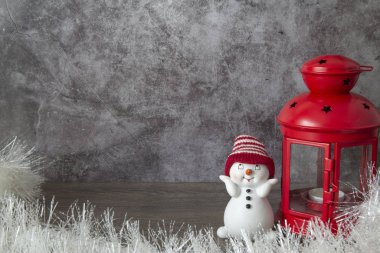 Dekoratif Noel ağacı, kırmızı dekoratif fener ve oyuncaklar.