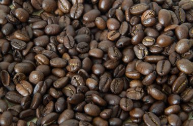 Bambu kabında kahve çekirdeği. 