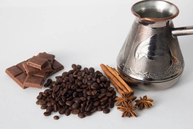 Kahve, kahve çekirdekleri, fındık, çikolata ve baharatlar.