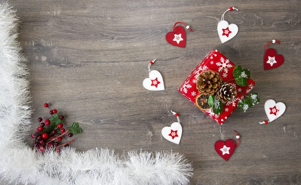 Presente Cartão Natal Com Corações Cones Árvore Natal Flocos Neve — Fotografia de Stock