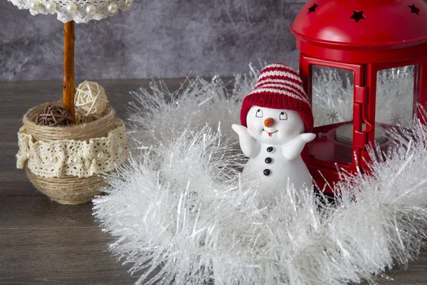Dekorativer Weihnachtsbaum Rote Zierlaterne Und Spielzeug — Stockfoto