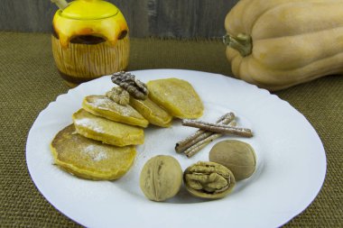 Ceviz ve bal soslu balkabaklı krep.