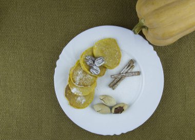 Ceviz ve bal soslu balkabaklı krep.