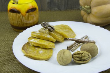 Ceviz ve bal soslu balkabaklı krep.