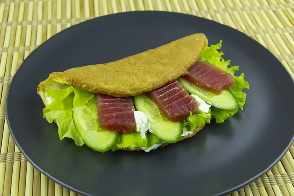 Yumurtalı yulaf ezmesi, kırmızı balık ton balığı ve salatalık.