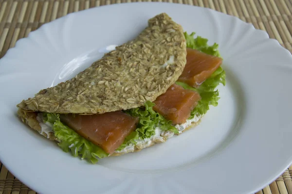 Yulaf ezmeli sandviç, somon balığı, salatalık, peynir, marul.